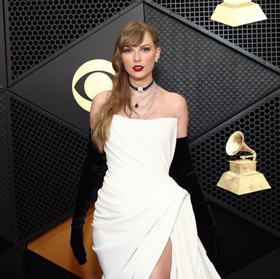 Taylor Swift: Mysterious Jewels