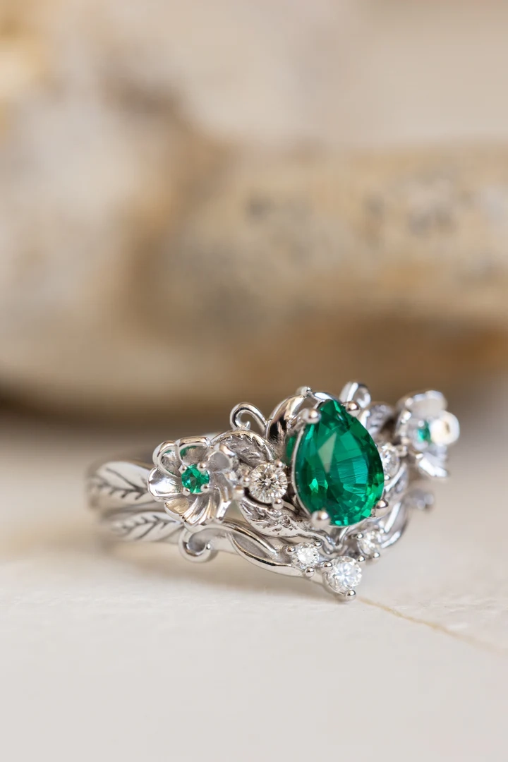 emerald engagement ring 